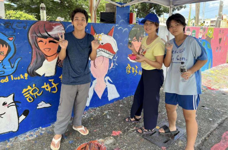 仁武高中10月喜迎60週年校慶 國高中一二年級生彩繪圍牆添新氣象