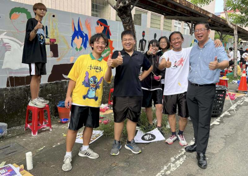 仁武高中10月喜迎60週年校慶 國高中一二年級生彩繪圍牆添新氣象