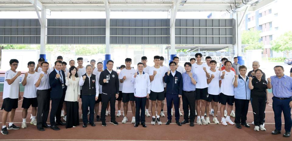 陳其邁陪同卓揆視察2025世大運中華隊訓練整備 傾聽選手心聲需求預祝締造佳績