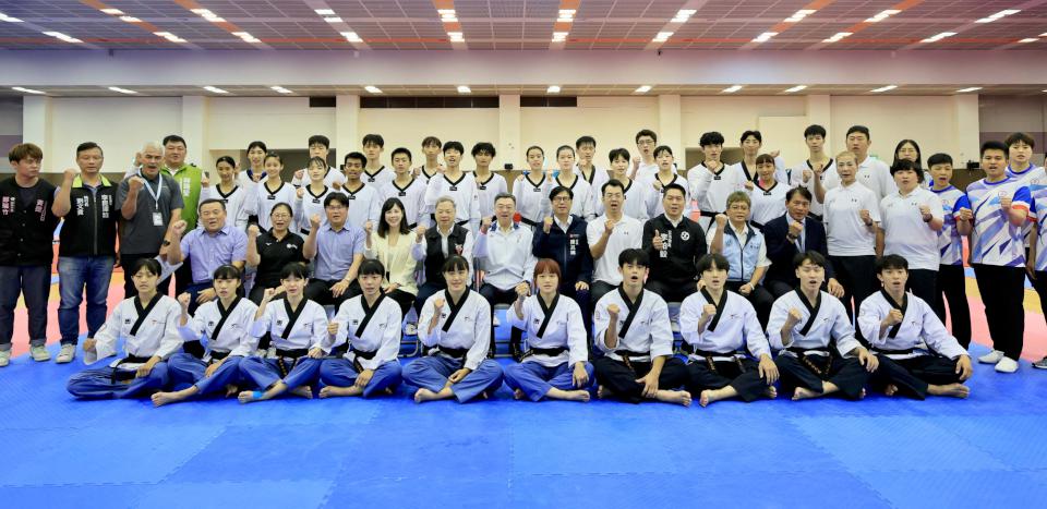 陳其邁陪同卓揆視察2025世大運中華隊訓練整備 傾聽選手心聲需求預祝締造佳績