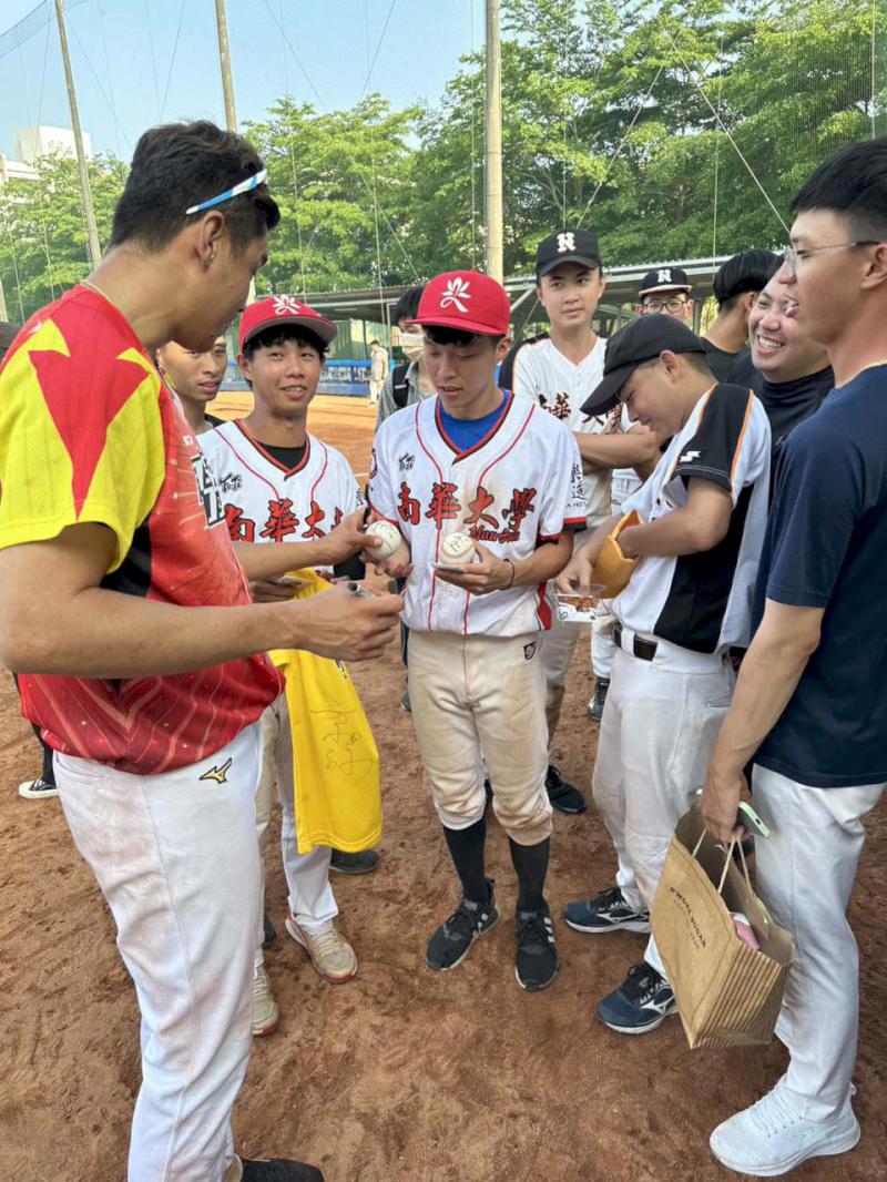 嘉義南華大學OB棒球賽睽違三年復辦 含羞草日記棒球隊受邀下場逆轉勝地主