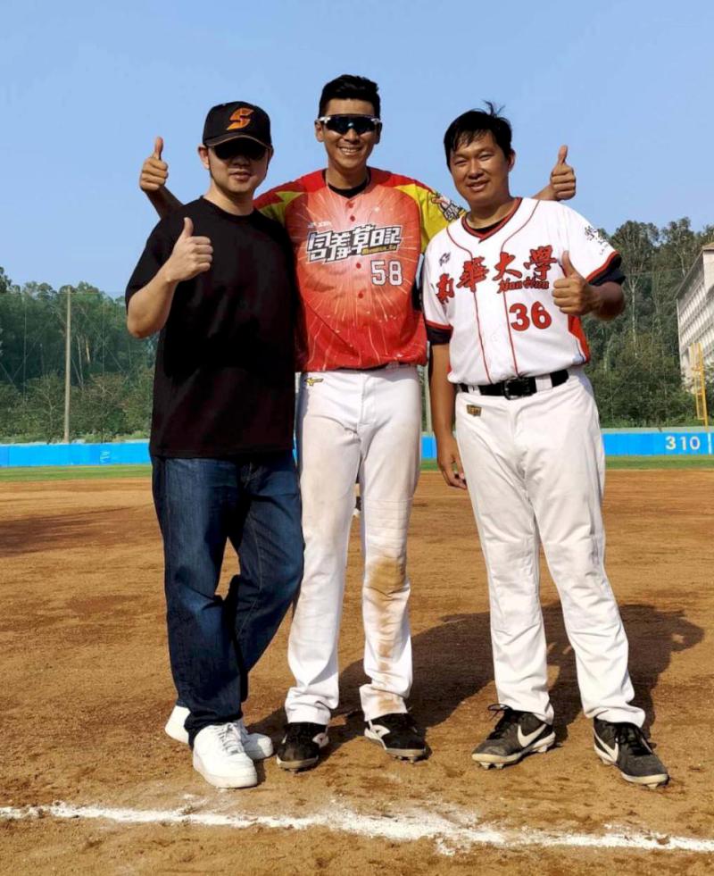 嘉義南華大學OB棒球賽睽違三年復辦 含羞草日記棒球隊受邀下場逆轉勝地主