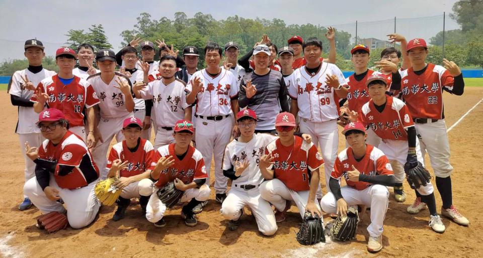 嘉義南華大學OB棒球賽睽違三年復辦 含羞草日記棒球隊受邀下場逆轉勝地主