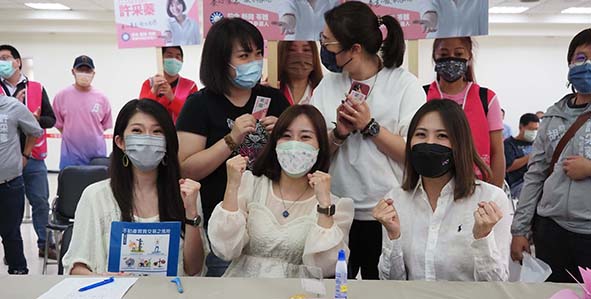 國民黨高市議員參選人許采蓁登記初選 代父出征延續服務實現自我