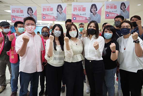 國民黨高市議員參選人許采蓁登記初選 代父出征延續服務實現自我