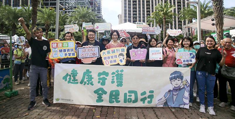 高市衛生局前進凹仔底森林公園邀響應健康守護、全民同行 篩檢任一項可參加抽獎