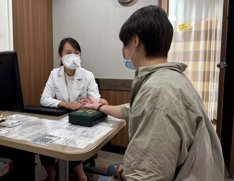 輕熟女確診染新冠肺炎7天 高市聯合醫建議服用中藥材緩解呼吸道症狀