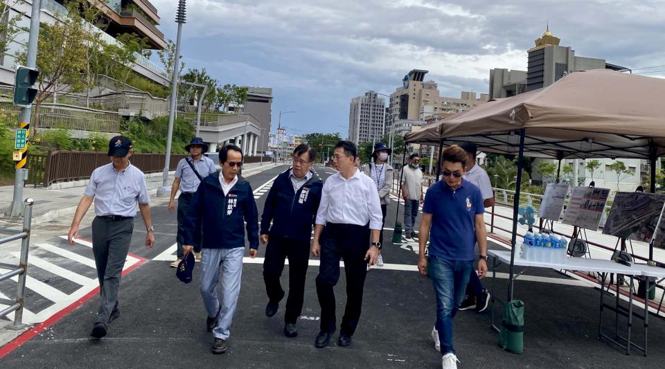 高市府訪視第85期市地重劃區曹謹路貫通工程 力拚10月底通車紓解台鐵鳳山站車流