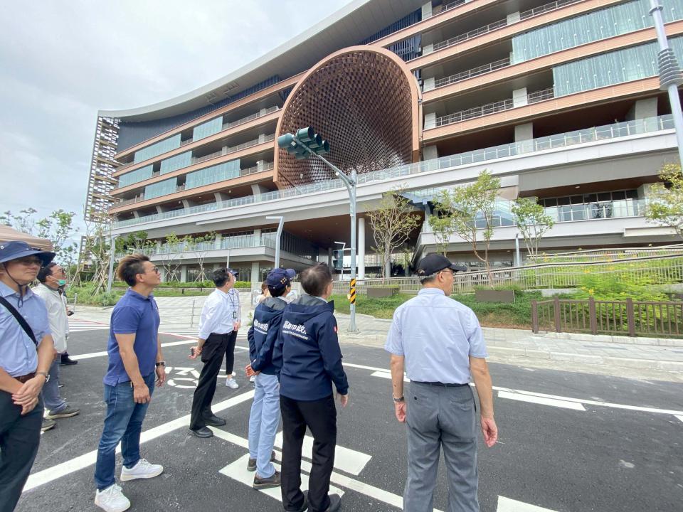 高市府訪視第85期市地重劃區曹謹路貫通工程 力拚10月底通車紓解台鐵鳳山站車流