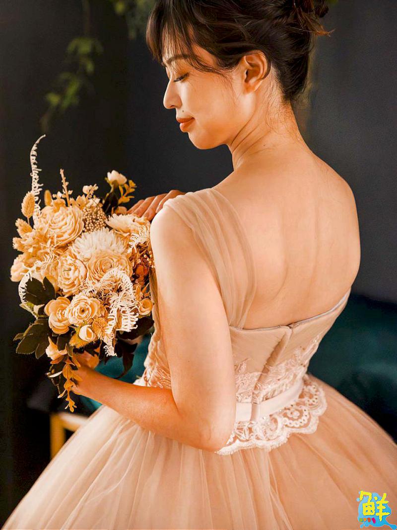 讓您的每次出席 都驚豔全場 艾絲特手工婚紗引領禮服新風範