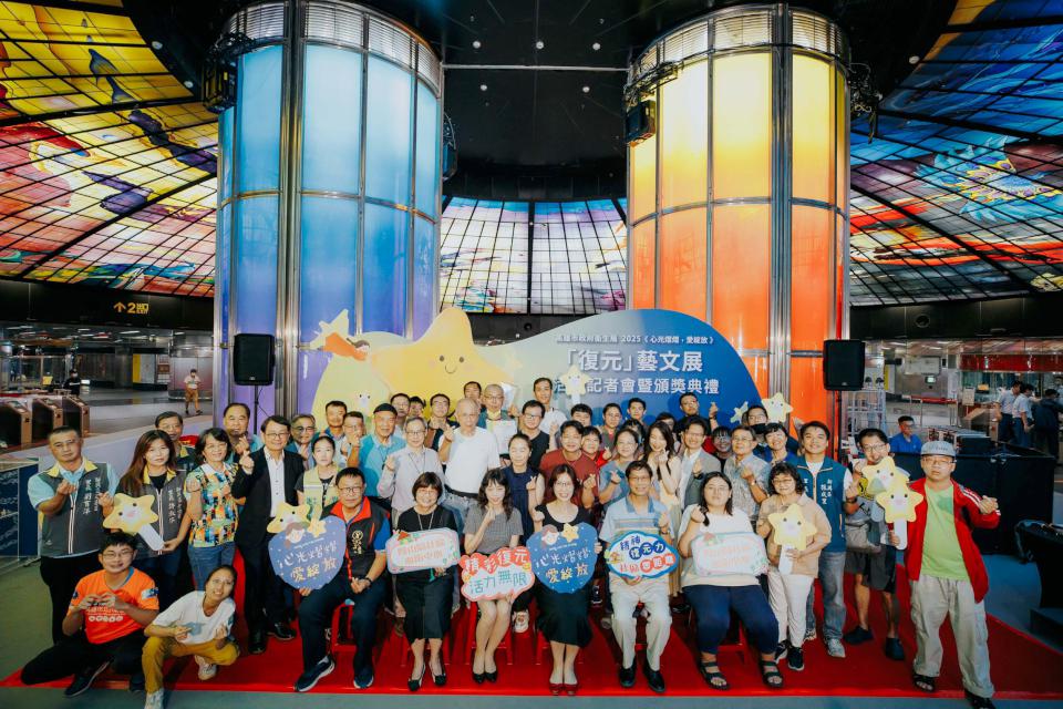 高市衛生局「心光熠熠,愛綻放」復元藝文展 高捷美麗島站光之穹頂大廳邀賞