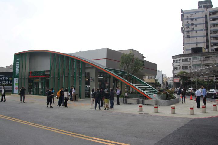 超商龍頭鳳儀門市進駐高市鳳山區頂庄路 歡慶6000店限量發行紀念隨取卡