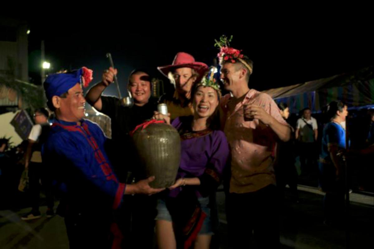 高市六龜區大武壠荖濃夜祭 耆老領國內外遊客唱古調禮敬太祖