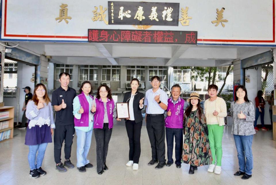 大樹國小獲贈禮義廉恥牌匾 感謝高雄市家長協會牽線企業總座許恆豪捐資
