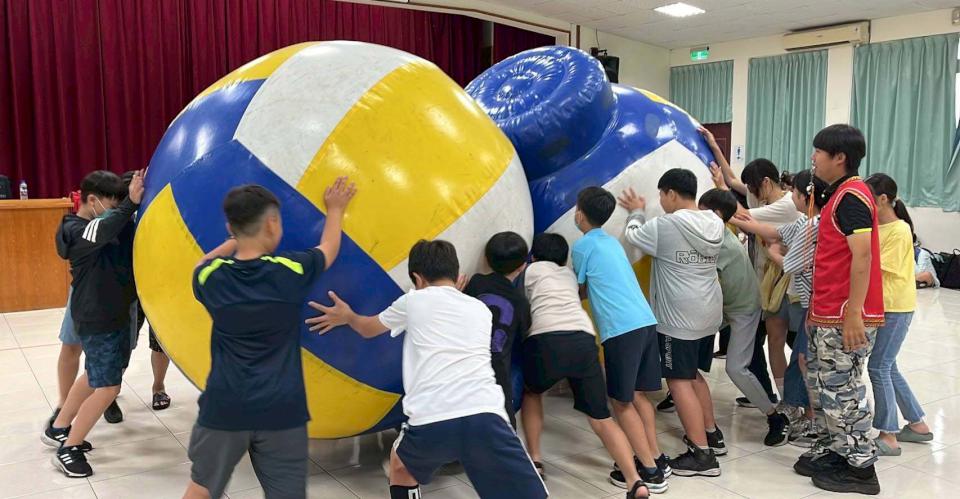河堤國小前進農場首辦畢業宿營 逾百名親師生參與野炊等系列活動