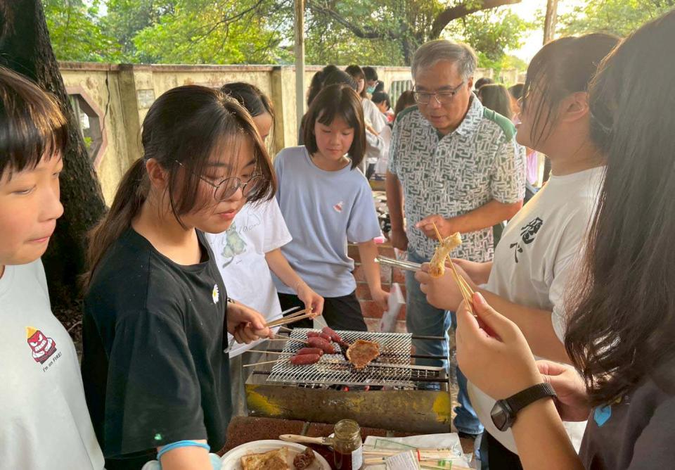 河堤國小前進農場首辦畢業宿營 逾百名親師生參與野炊等系列活動