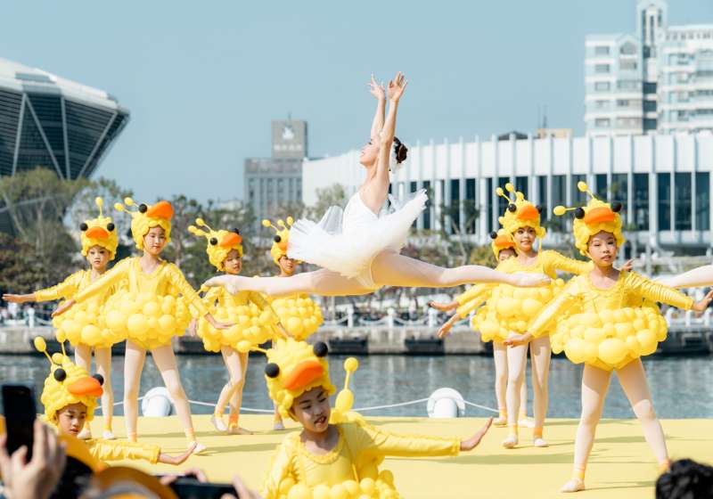 黃色小鴨旋風再現!荷蘭藝術家「霍夫曼」攜黃色小鴨現身 雙鴨秀給你DOUBLE歡樂