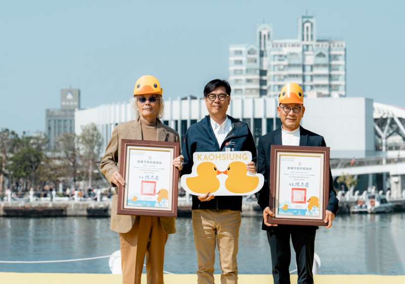 黃色小鴨旋風再現!荷蘭藝術家「霍夫曼」攜黃色小鴨現身 雙鴨秀給你DOUBLE歡樂