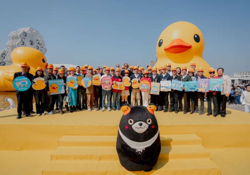 黃色小鴨旋風再現!荷蘭藝術家「霍夫曼」攜黃色小鴨現身 雙鴨秀給你DOUBLE歡樂