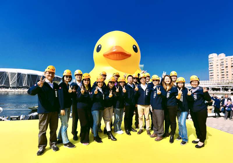 黃色小鴨旋風再現!荷蘭藝術家「霍夫曼」攜黃色小鴨現身 雙鴨秀給你DOUBLE歡樂