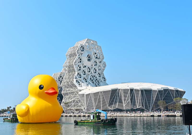 黃色小鴨旋風再現!荷蘭藝術家「霍夫曼」攜黃色小鴨現身 雙鴨秀給你DOUBLE歡樂