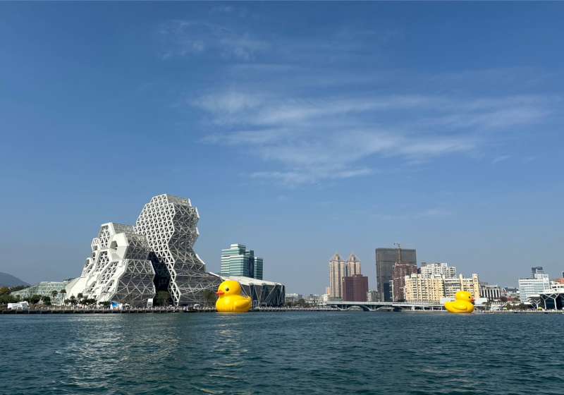 黃色小鴨旋風再現!荷蘭藝術家「霍夫曼」攜黃色小鴨現身 雙鴨秀給你DOUBLE歡樂