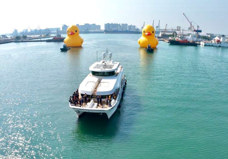 黃色小鴨旋風再現!荷蘭藝術家「霍夫曼」攜黃色小鴨現身 雙鴨秀給你DOUBLE歡樂