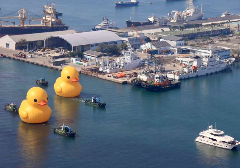 黃色小鴨旋風再現!荷蘭藝術家「霍夫曼」攜黃色小鴨現身 雙鴨秀給你DOUBLE歡樂