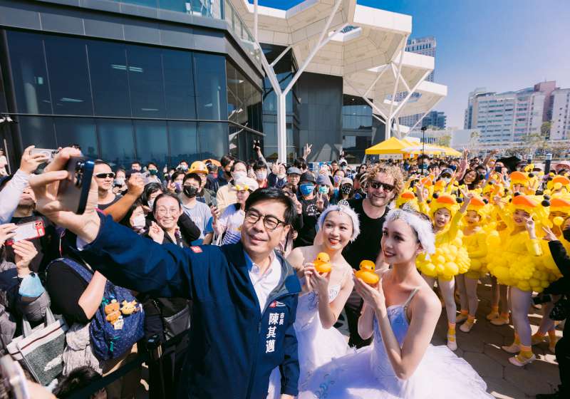 黃色小鴨旋風再現!荷蘭藝術家「霍夫曼」攜黃色小鴨現身 雙鴨秀給你DOUBLE歡樂