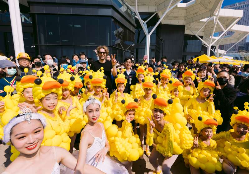 黃色小鴨旋風再現!荷蘭藝術家「霍夫曼」攜黃色小鴨現身 雙鴨秀給你DOUBLE歡樂