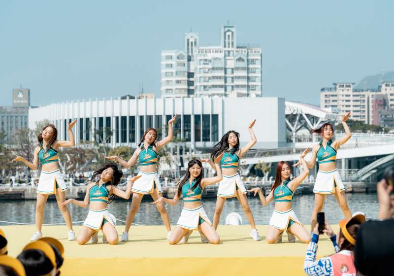 黃色小鴨旋風再現!荷蘭藝術家「霍夫曼」攜黃色小鴨現身 雙鴨秀給你DOUBLE歡樂