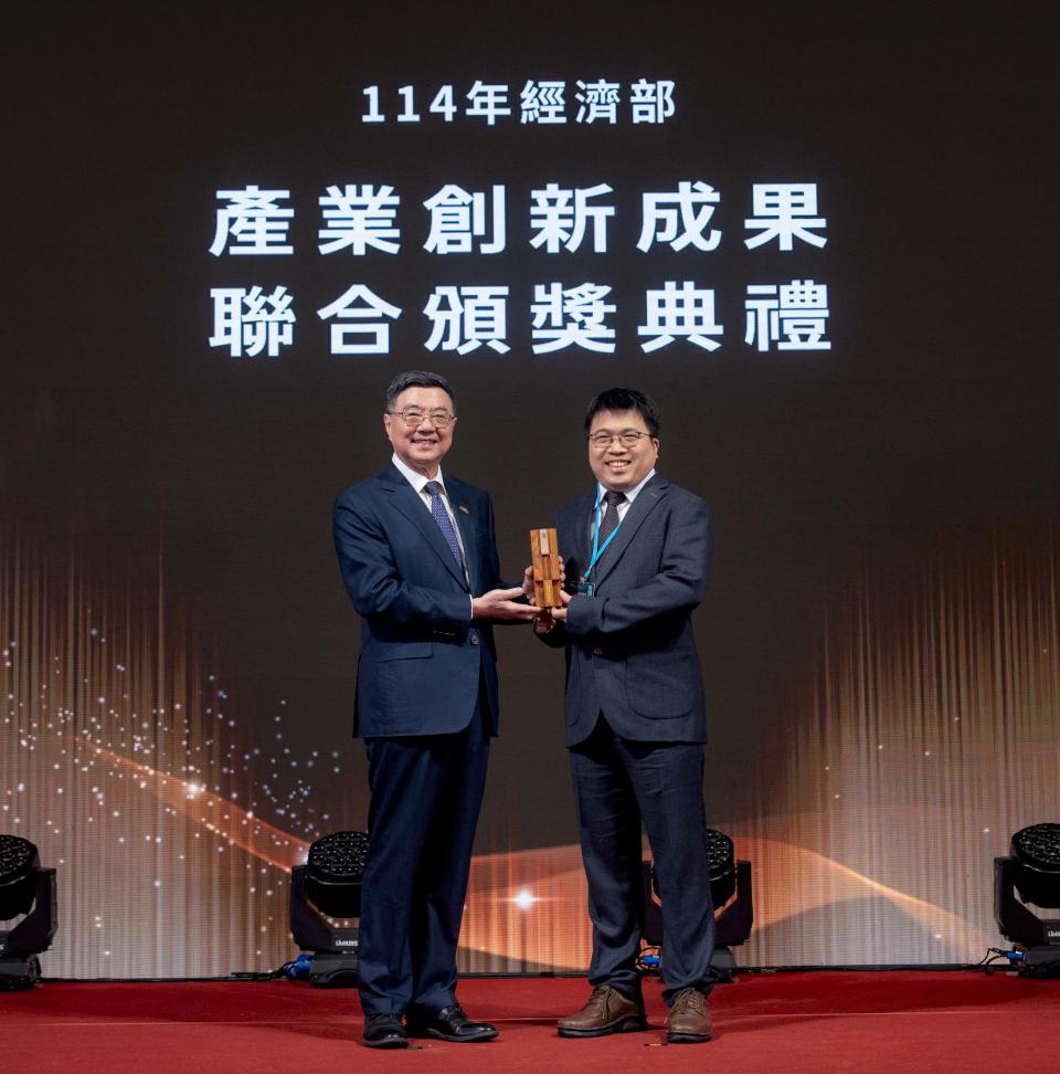 中山大學光電系洪勇智團隊領先全台開發光纖陀螺儀裝置應用矽晶片 獲頒國家發明獎