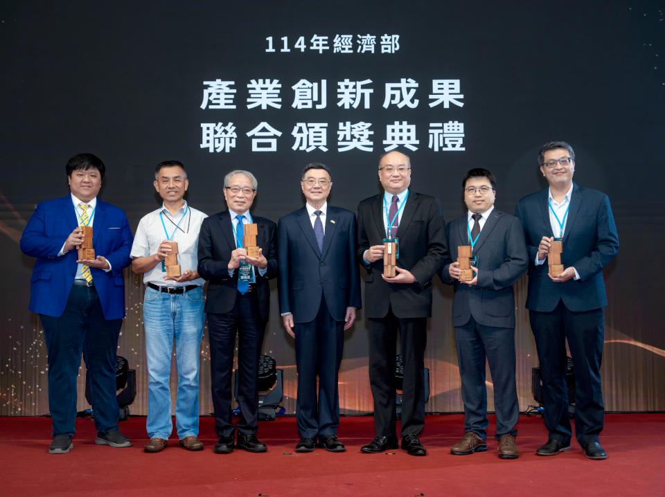 中山大學光電系洪勇智團隊領先全台開發光纖陀螺儀裝置應用矽晶片 獲頒國家發明獎