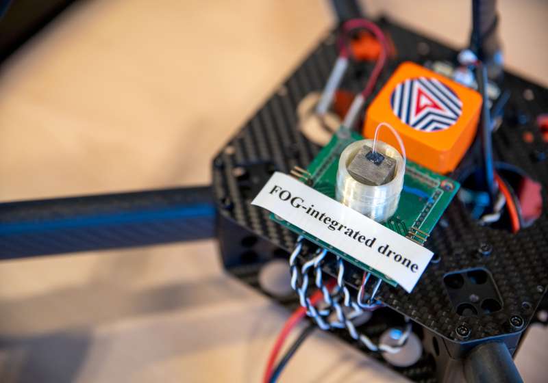 中山大學光電系洪勇智團隊領先全台開發光纖陀螺儀裝置應用矽晶片 獲頒國家發明獎