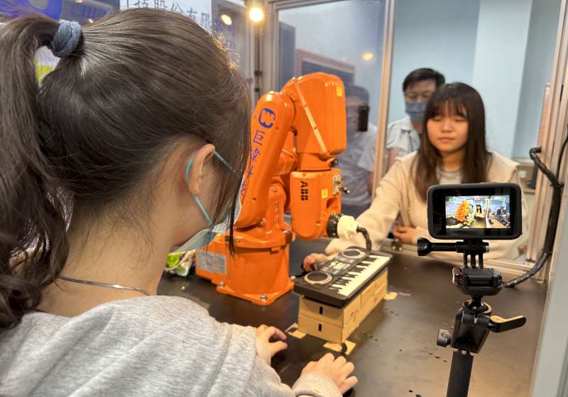 輔英科大環生學院ABB工業機器人原理與自動化應用成果發表會 3系21生演示工業機器人