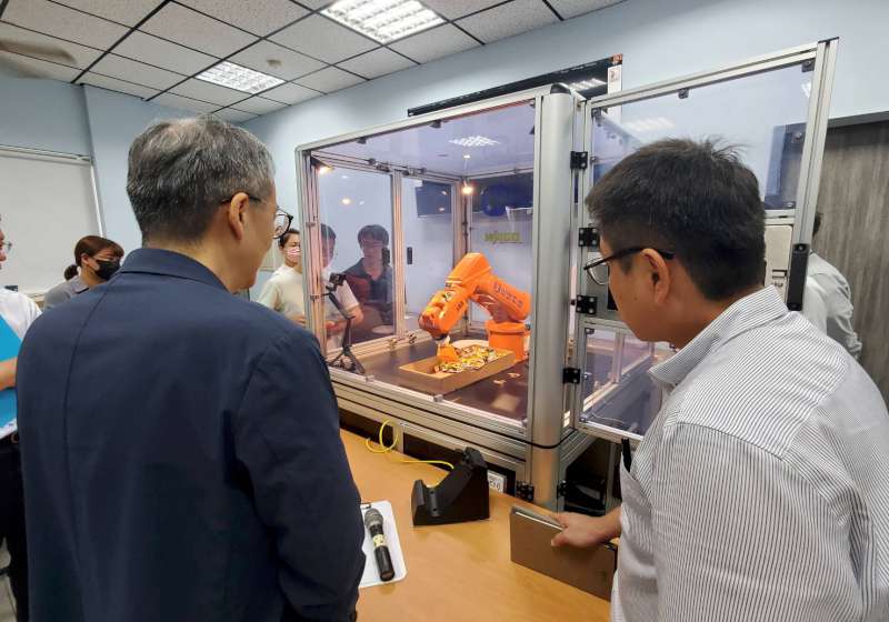 輔英科大環生學院ABB工業機器人原理與自動化應用成果發表會 3系21生演示工業機器人