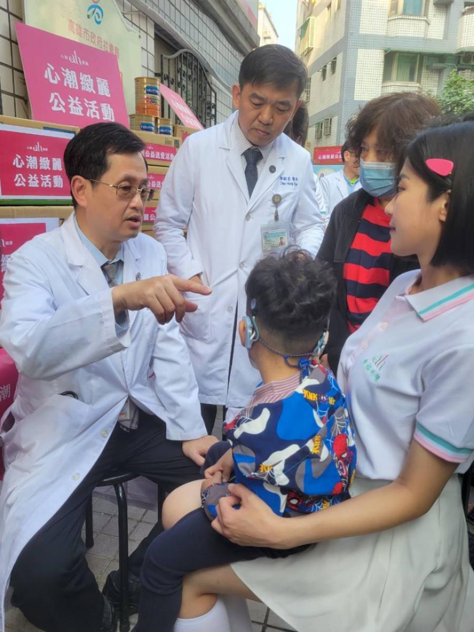 高市心潮緻麗協會攜手小港醫院慰訪社會局山明家園 贈慰問金物資