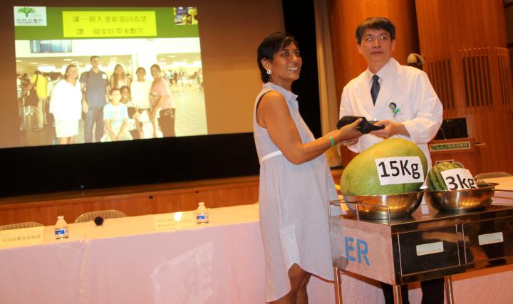 美國關島女法蘭馨腹背18公斤腫瘤 高雄阮綜合醫院減積術加溫熱化療切除