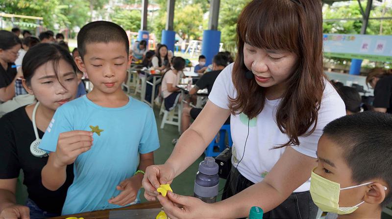 高市社教館邀呂如玄前進苓雅區凱旋國小 指導逾百名親子創作玉兔登月