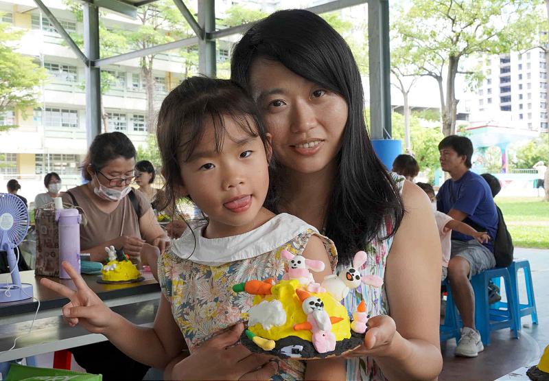 高市社教館邀呂如玄前進苓雅區凱旋國小 指導逾百名親子創作玉兔登月