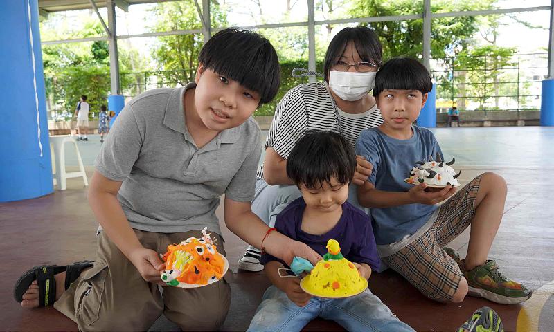 高市社教館邀呂如玄前進苓雅區凱旋國小 指導逾百名親子創作玉兔登月