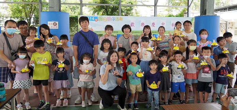 高市社教館邀呂如玄前進苓雅區凱旋國小 指導逾百名親子創作玉兔登月