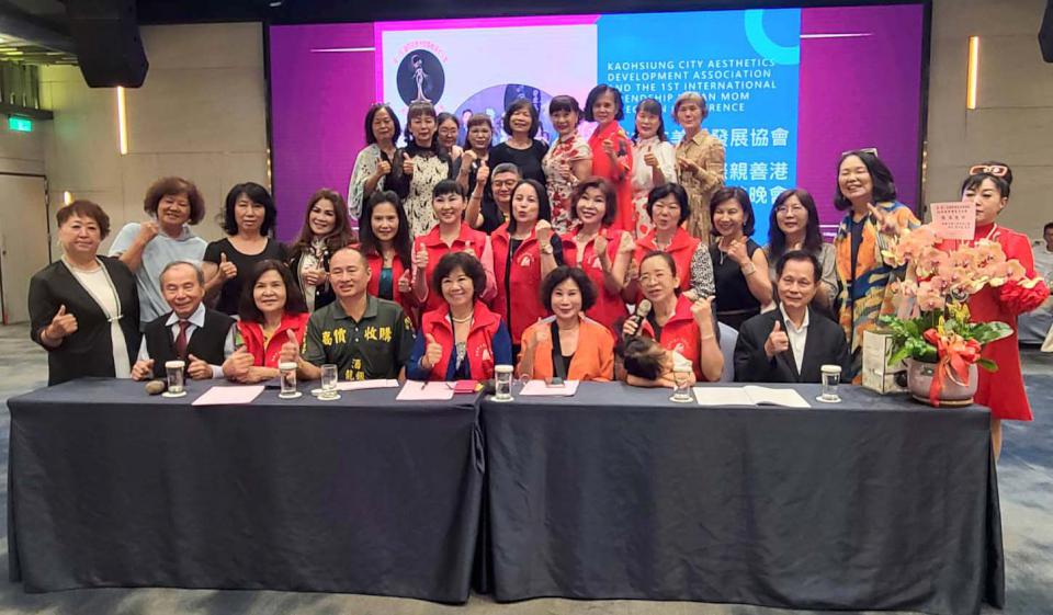 高市美學發展協會2025年第一屆國際親善港都媽媽加冕晚會 公益義賣畫作捐贈弱勢