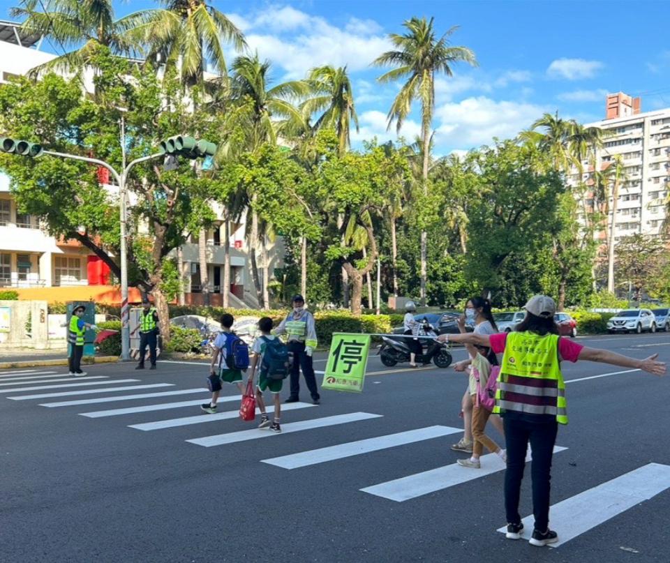 高市三民一分局助轄區學校導護勤務 增派員警義交路口疏導車流