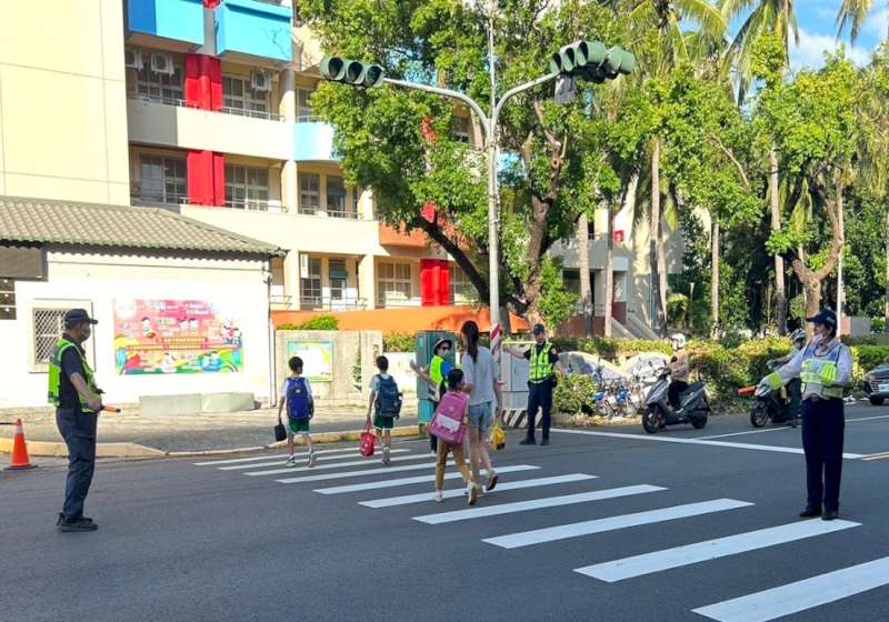 高市三民一分局助轄區學校導護勤務 增派員警義交路口疏導車流
