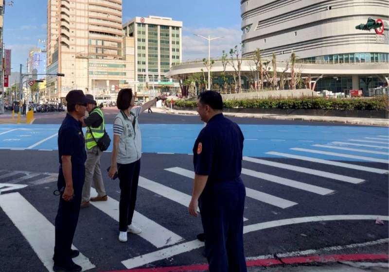 高市三民一分局助轄區學校導護勤務 增派員警義交路口疏導車流