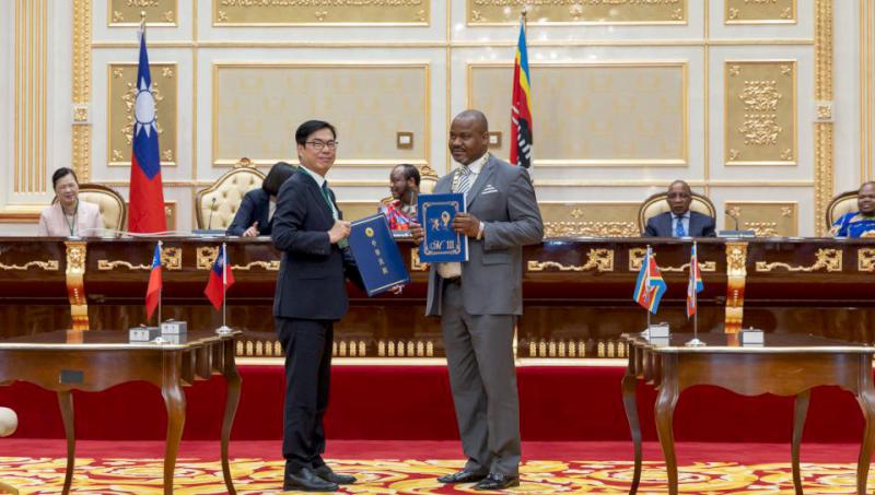 陳其邁陪同蔡英文出訪友邦史瓦帝尼 與史國首都姆巴巴內市簽約締結姊妹市