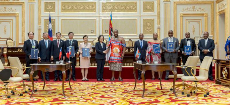 陳其邁陪同蔡英文出訪友邦史瓦帝尼 與史國首都姆巴巴內市簽約締結姊妹市