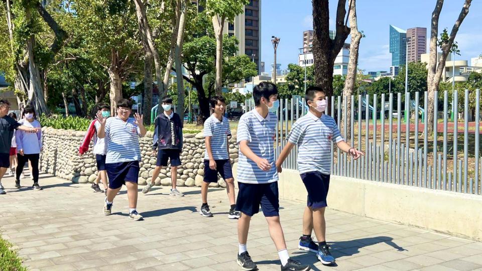 高市新興高中通學步道優化啟用 鍍鋅格柵串連校園社區營造安全上下課環境