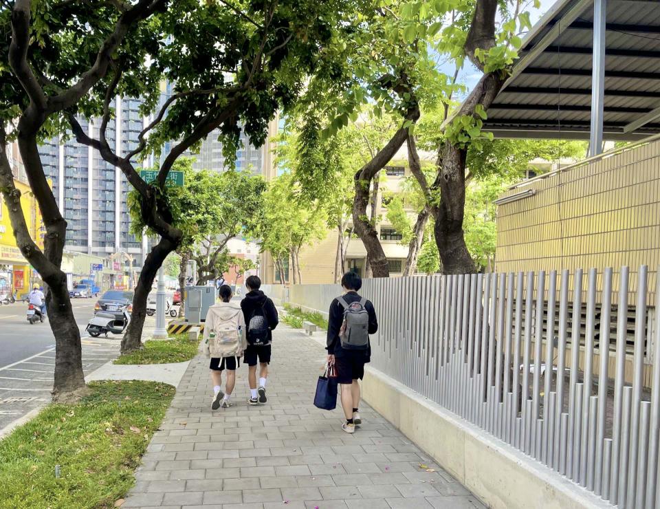 高市新興高中通學步道優化啟用 鍍鋅格柵串連校園社區營造安全上下課環境